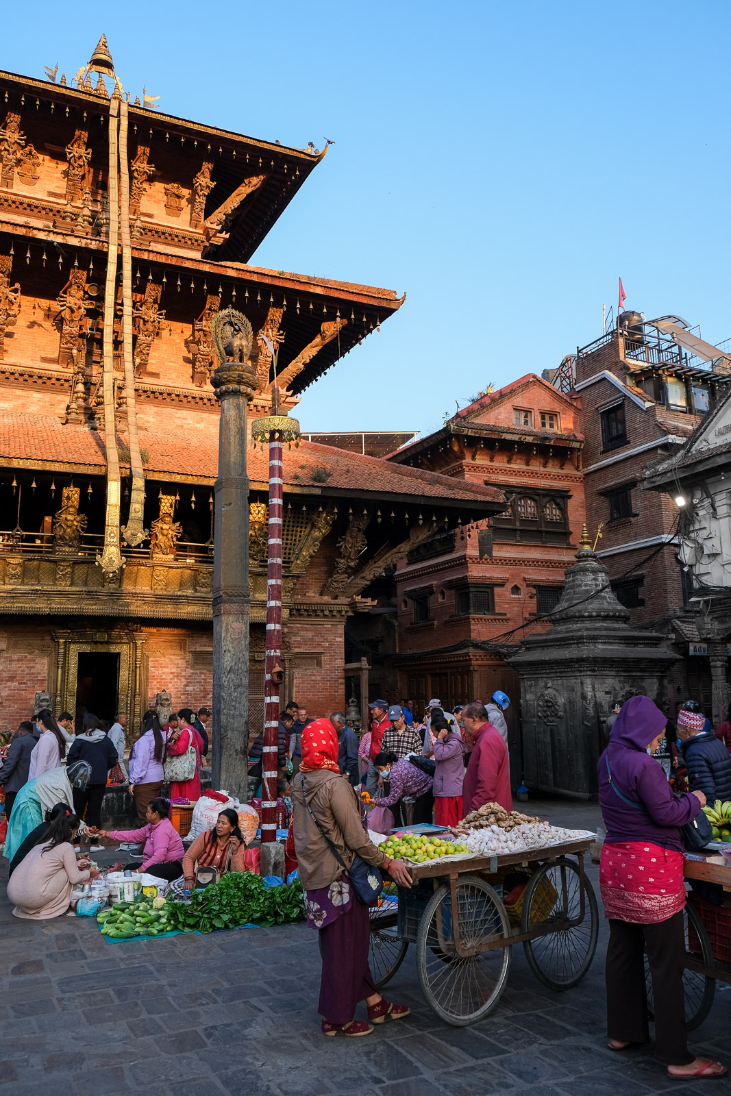 Market in front of temple=